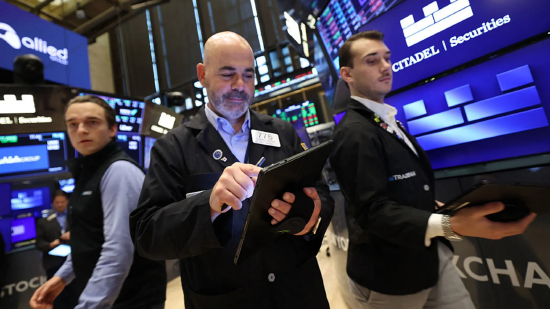 交易员在纽约市纽约证券交易所(NYSE)场内工作